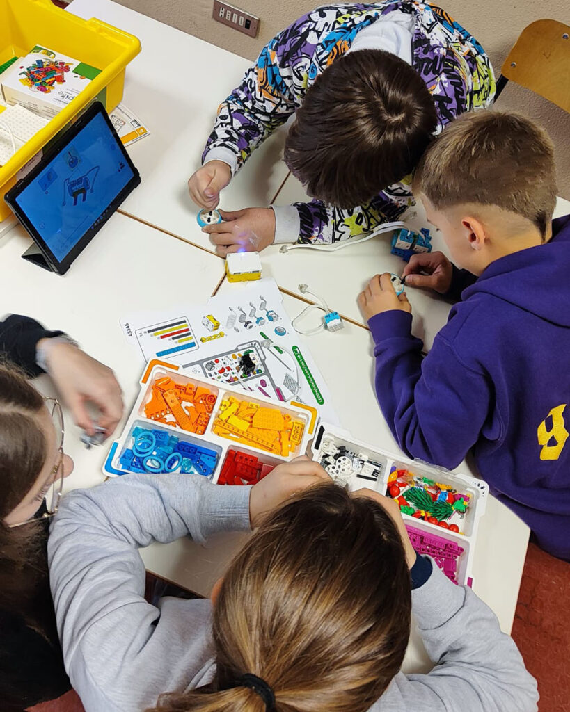 Laboratorio creativo con LEGO® SPIKE: Un'esperienza STEAM arricchente! Ieri i...