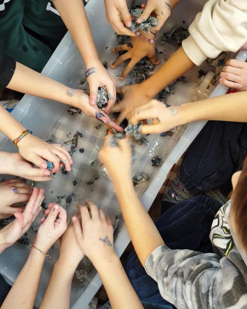 Sono ripartiti i nostri laboratori STEAM nelle scuole! Con carta