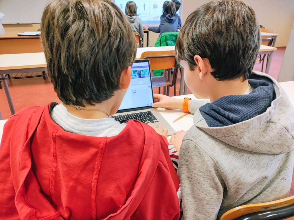 𝗦𝗮𝗶 𝗽𝗿𝗼𝗴𝗿𝗮𝗺𝗺𝗮𝗿𝗲 𝗰𝗼𝗻 𝗦𝗰𝗿𝗮𝘁𝗰𝗵? Scratch è un linguaggio di programmazione